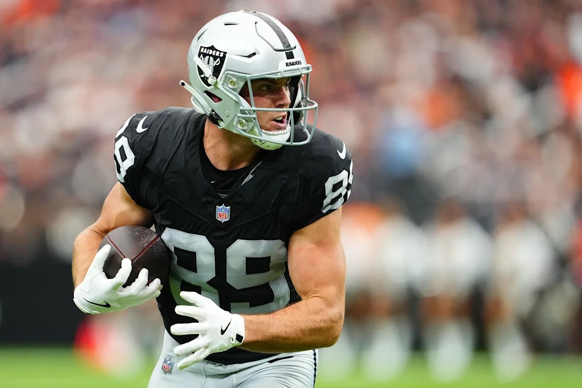 Brock Bowers injury update: Raiders star battling PCL injury and bone bruise, can resolve issue with rest