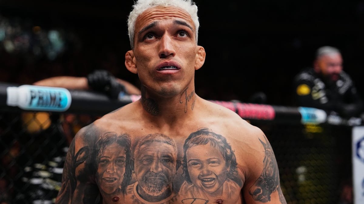 Charles Oliveira runs 20/20 club