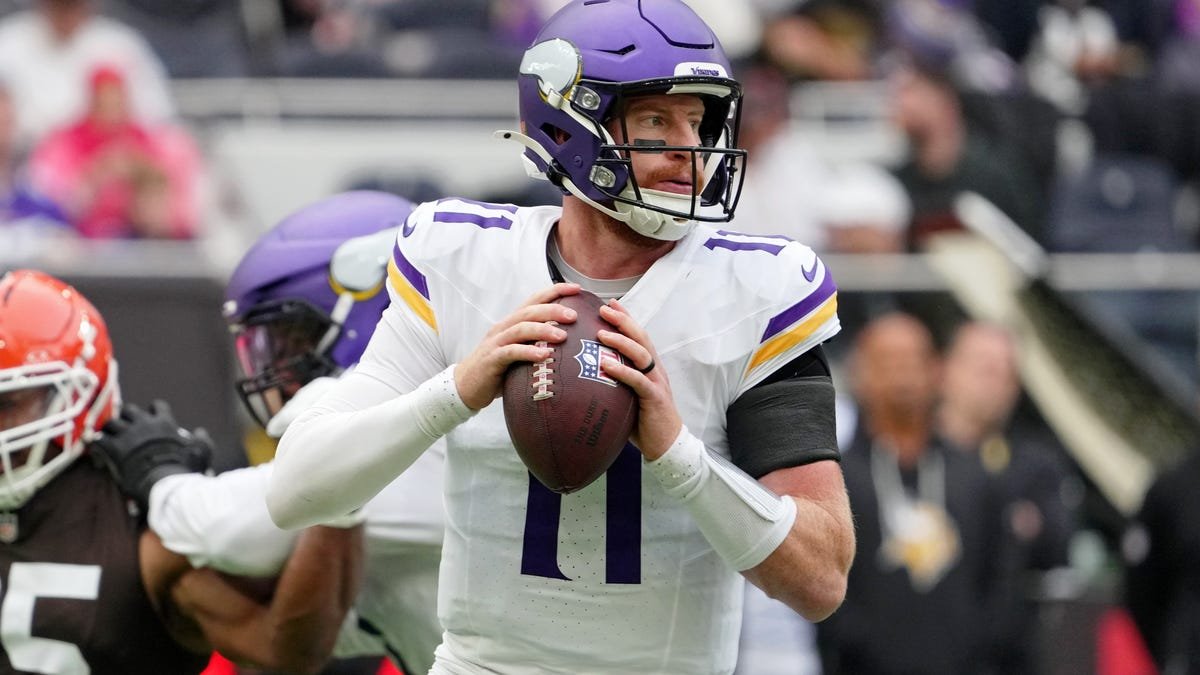 What positions do the Vikings have an advantage over the Eagles at?