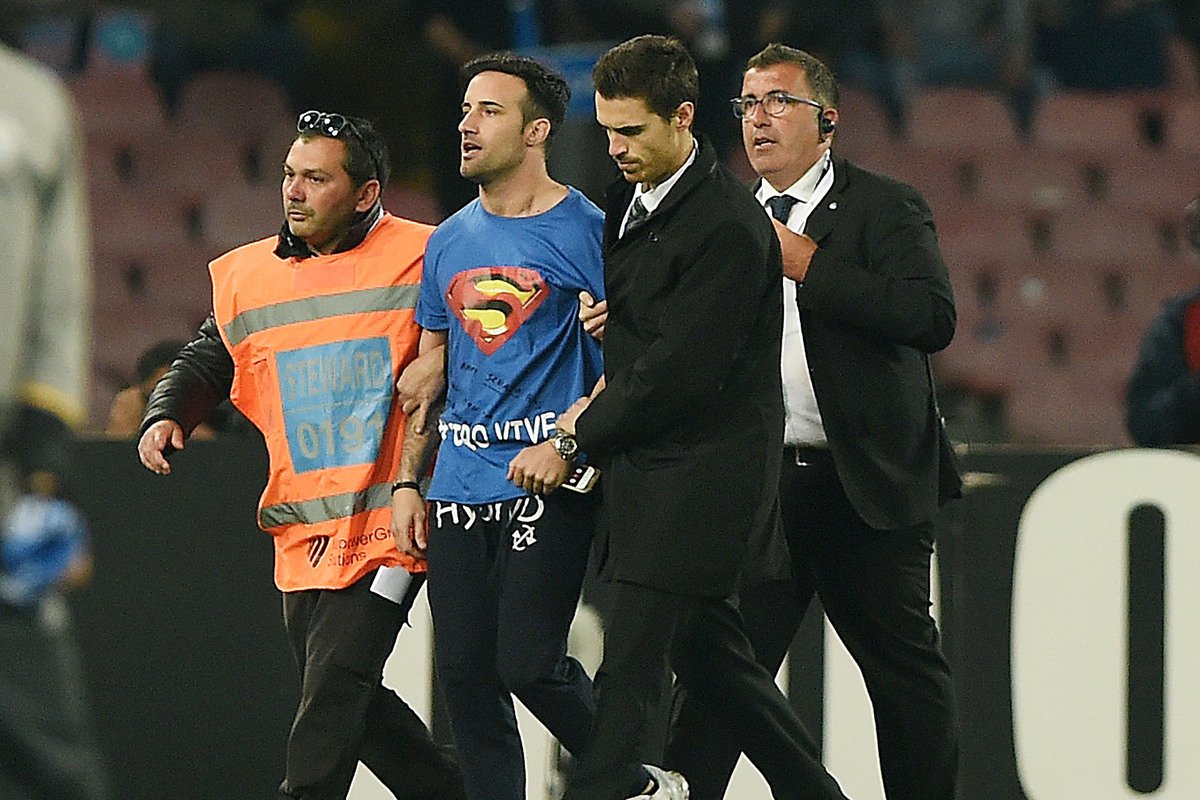 Estonia 1-3 Italy: Notorious pitch invader strikes again with message for Gaza